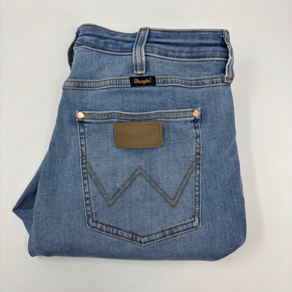 Wrangler Womens 32x32 Lainey Wilson Boot Hugger Light Wash Western Blue Jeans